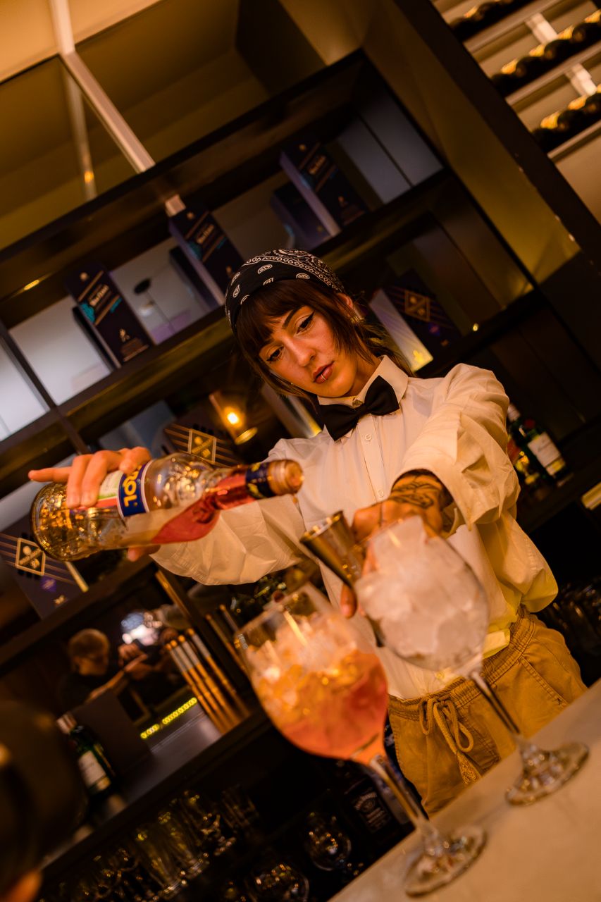Bartender especializado preparando drink