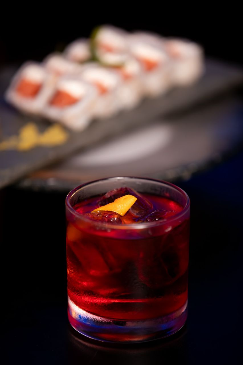Cliente degustando robata japonesa